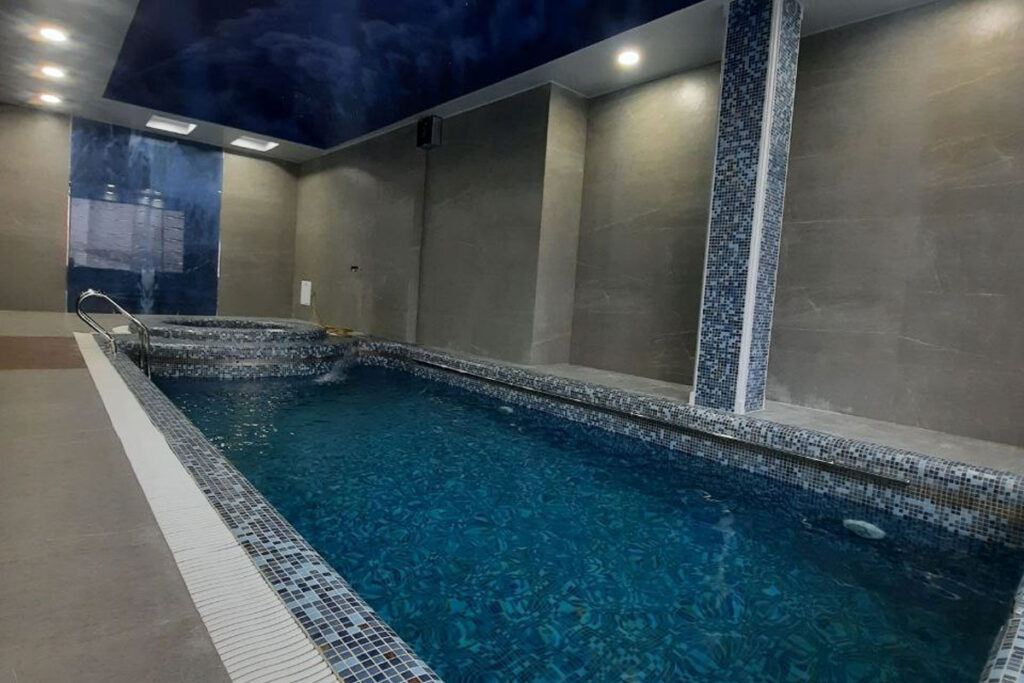 ساخت استخر در شیراز | طراحی، اجرا و هزینه ساخت استخر خانگی و ویلایی